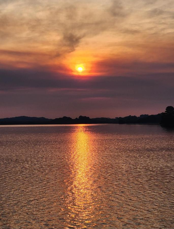 Strahan Beach Tourist Park Экстерьер фото